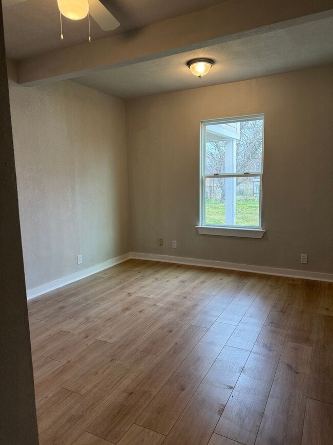 Building Photo - 3/1 Located in near downtown eating & shopping - Newly Remodeled - FENCED YARD