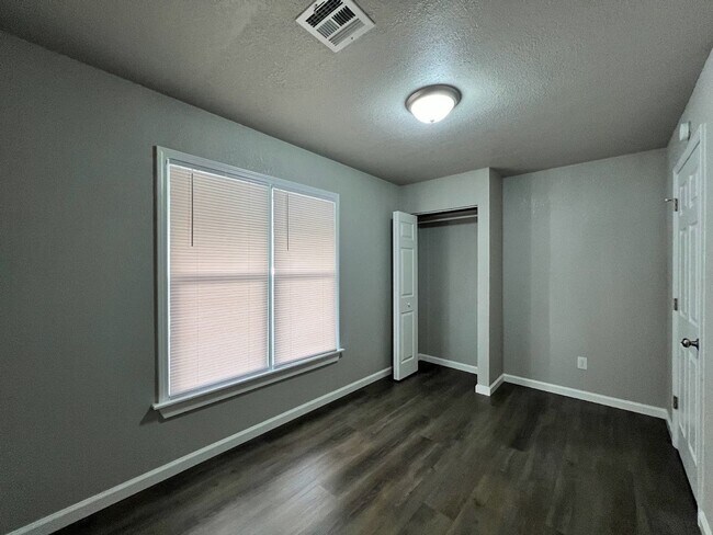 Building Photo - Beautifully Renovated 3 Bed, 1 Bath House