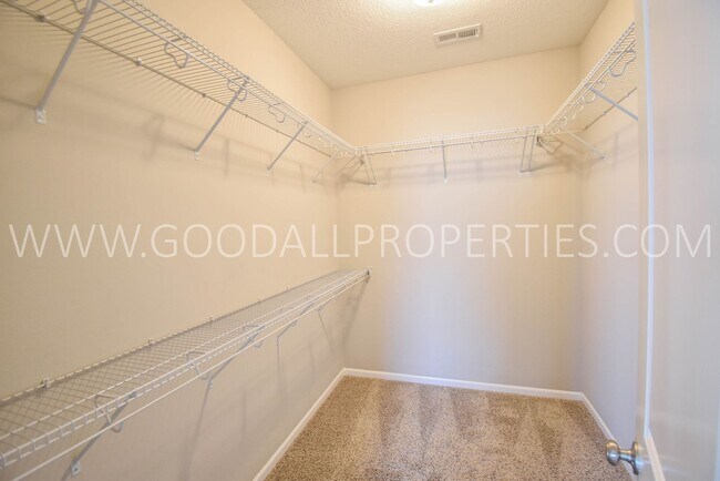 Building Photo - 2 Bedroom 2.5 Bath end unit Townhome in West Des Moines with attached garage