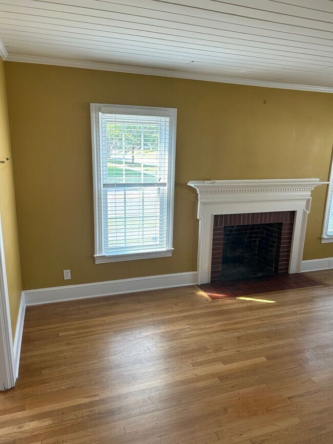 Building Photo - CHARMER LOCATED IN THE HEART OF DOWNTOWN CONWAY