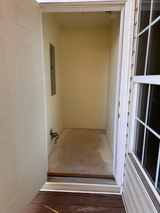Building Photo - 3 Bedroom || 2 Bathroom Main Level Apartme...