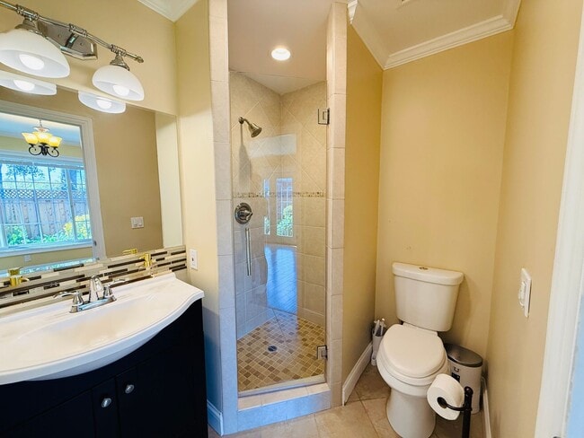 Building Photo - Great 1 Bedroom Home With In Unit Laundry and Private Patio in Menlo Park