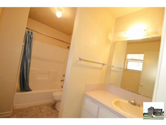 Building Photo - 806 Hackberry St