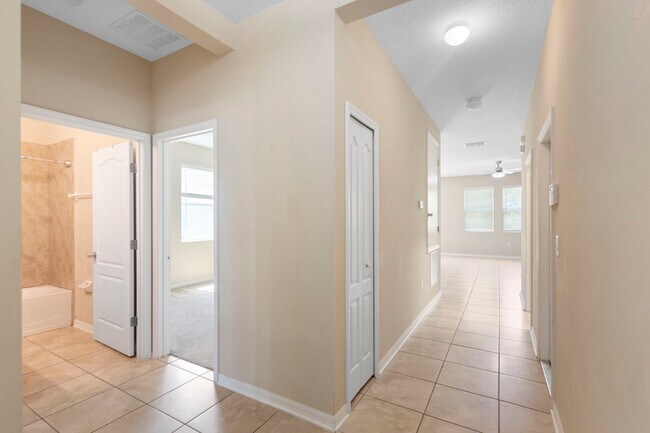 Building Photo - 215 Lakeshore Dr