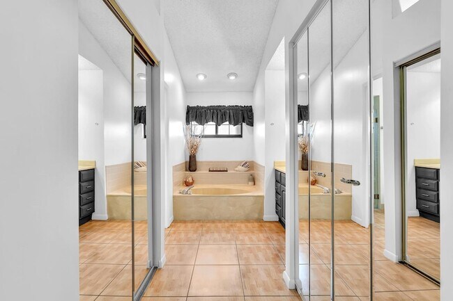 Building Photo - 8099 Cassia Dr