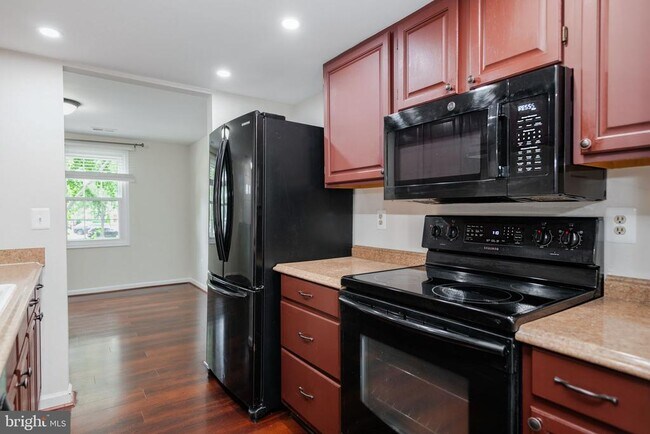 Building Photo - 6324 Lightburn Ct