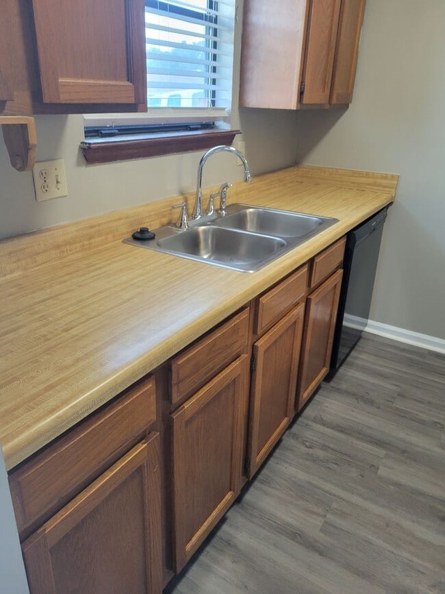Building Photo - $1195 - Jefferson Square - Updated 2/2
