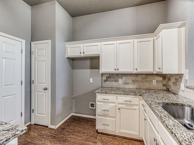 Building Photo - Updated home in Edmond + 3 bed + 2 bath + Edmond Schools