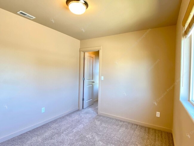 Building Photo - 3  BR home with new flooring in a great NE...