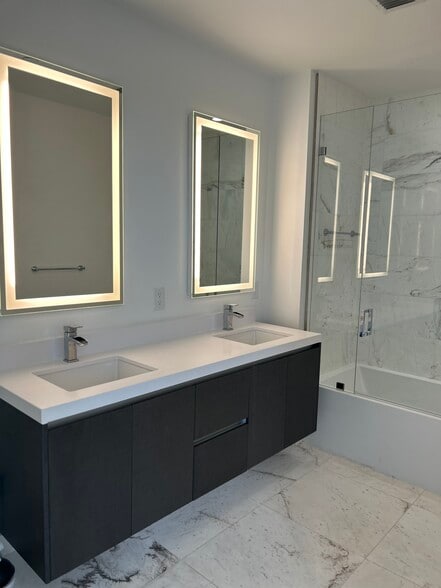 Building Photo - 851 NE 1st Ave