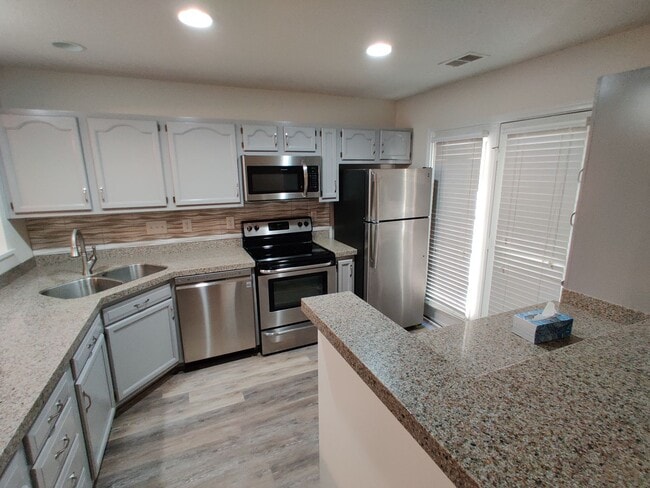 Building Photo - Townhome in Ballyntyne