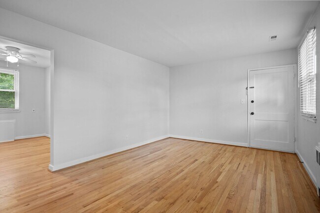 Building Photo - Renovated 2BR/1BA Condo close to shopping and the hospital