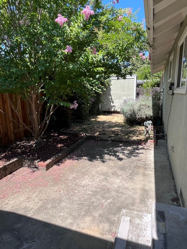 Building Photo - BEAUTIFUL UPDATED HOME IN EAST SAC!!