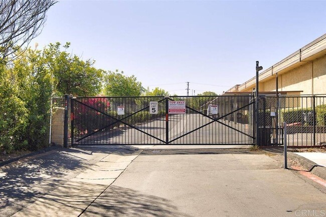 Building Photo - 3 BD 1 Full Bath Remodeled Upstairs Condo