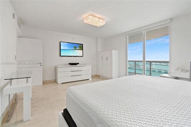 Building Photo - 1800 N Bayshore Dr