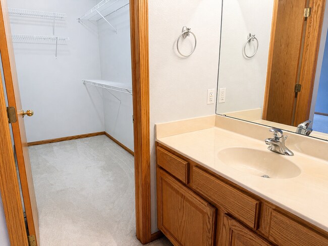 Building Photo - 13849 Hyacinth Dr