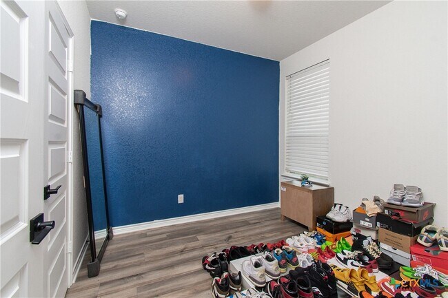 Building Photo - 4927 Park Lgt