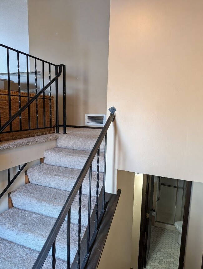 Building Photo - Awesome 3 bed unit