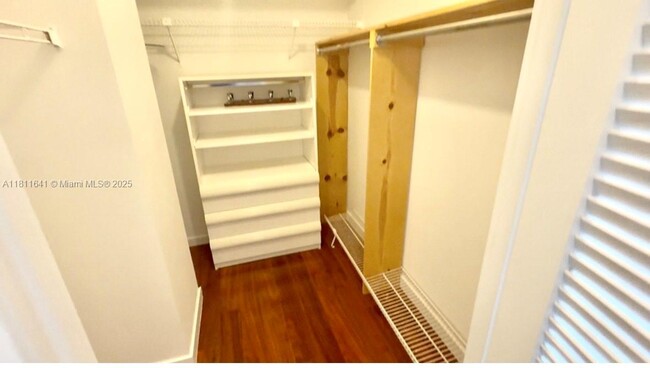 Building Photo - 2500 Parkview Dr