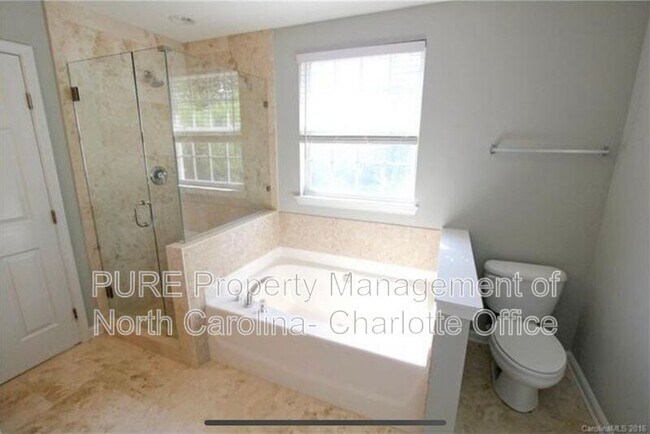 Building Photo - 6033 Queens Walk Ct