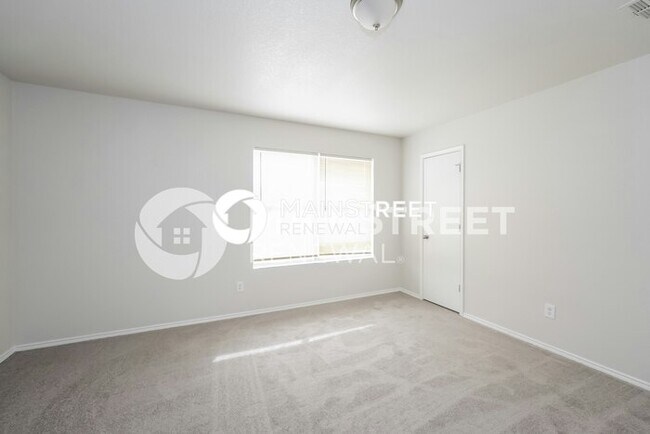 Building Photo - 4 Bedroom Pet-Friendly Home in Fort Worth, TX with Main Street Renewal
