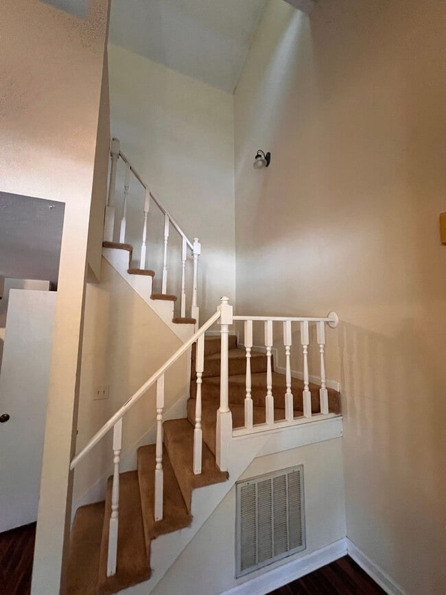 Building Photo - 279 Ivy Ln