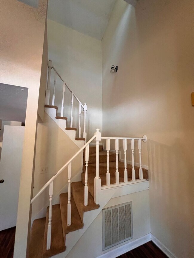 Building Photo - Rustic 2 Bedroom Condo in Convenient Location