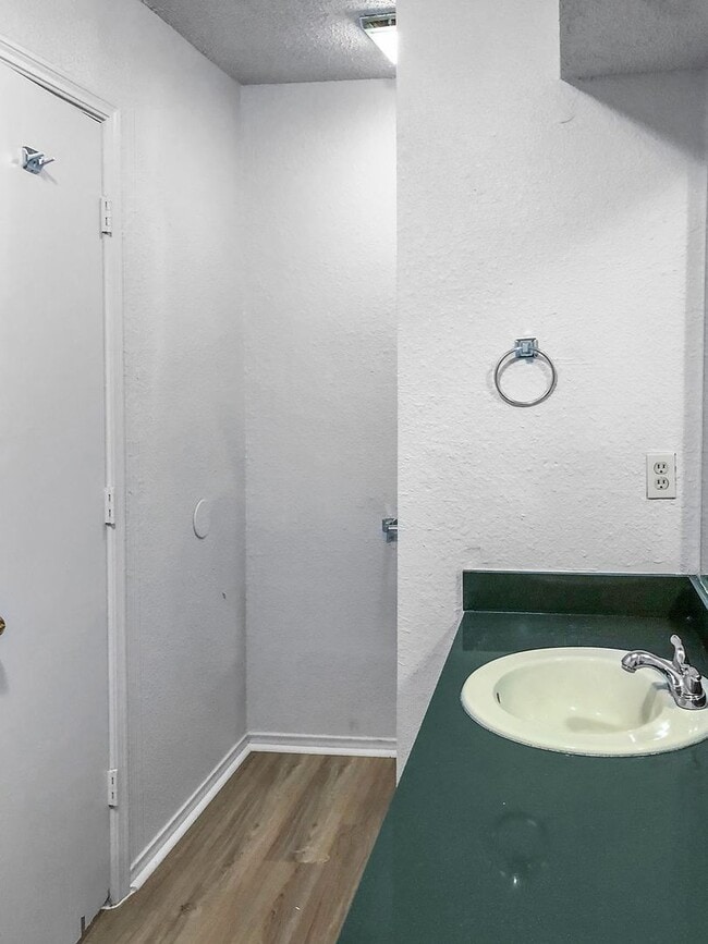 Building Photo - 821 N Mesquite St