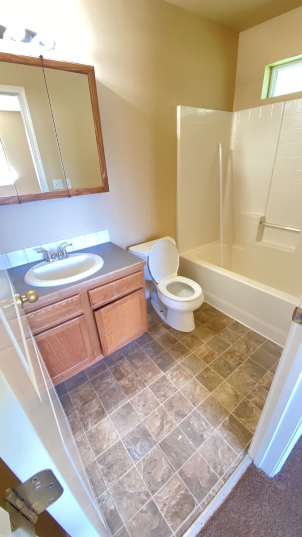 Building Photo - Townhome In A Great Location