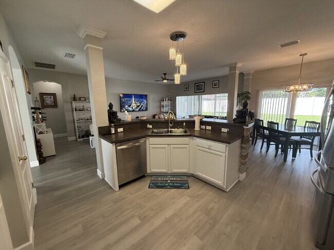 Building Photo - "Spacious 3-Bedroom Retreat with Bonus roo...
