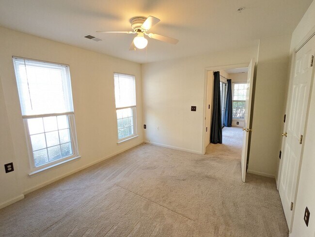 Building Photo - Beautifully maintained ground level condo in Germantown ready by mid April!