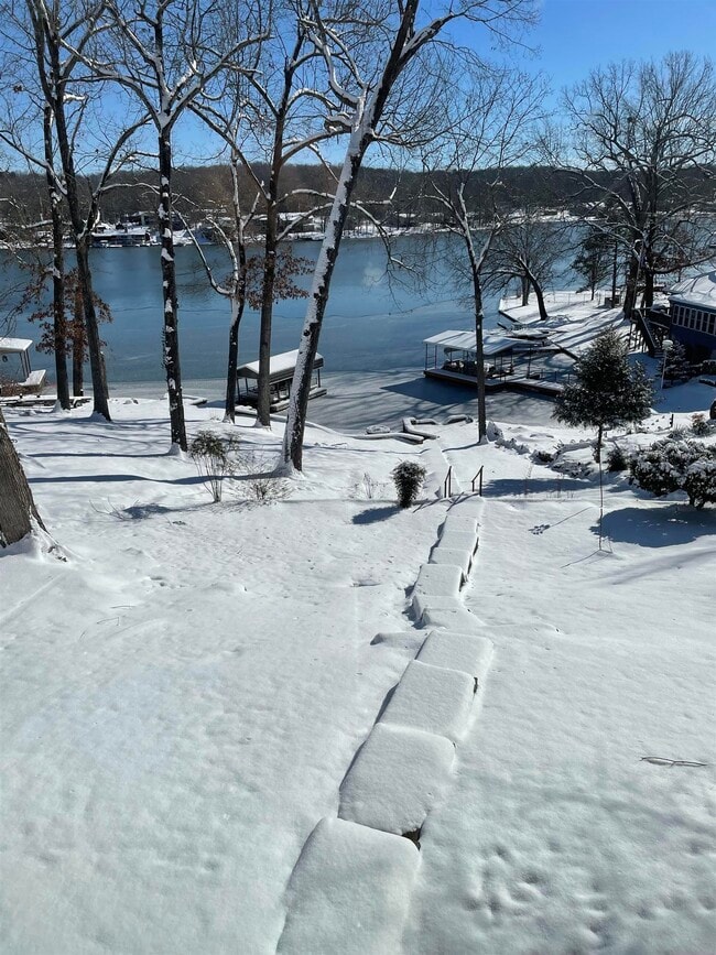 Building Photo - 129 W Lakeshore Dr