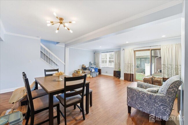 Building Photo - 2606 Trafalgar Square