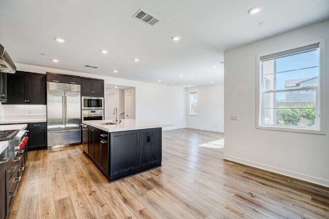 Building Photo - Luxury Living at The Farm
