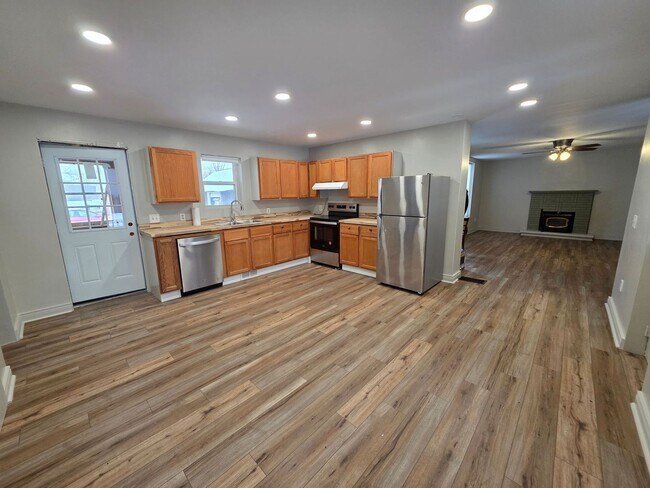 Building Photo - Four Bedroom House Available in Battle Creek!