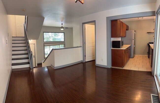 Building Photo - Centrally Located 2 BED/1.5 BATH TOWNHOME ...