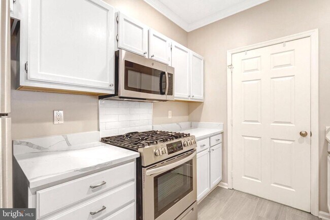 Building Photo - 1701 Lake Shore Crest Dr