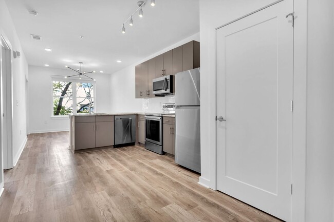 Building Photo - STUNNING MIDTOWN 1BED 1BATH