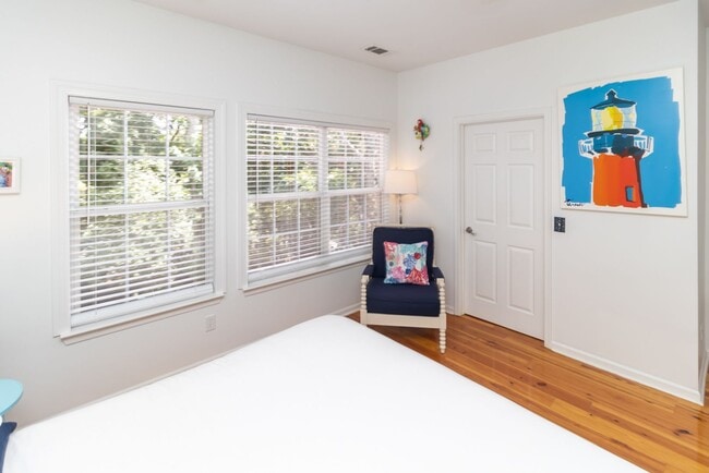 Building Photo - Lovely Townhome Available In Yacht Cove