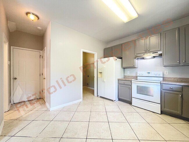 Building Photo - Lovely 4 Bedroom, 2.5 Bath Single-Family H...