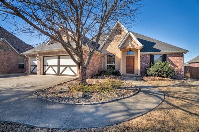 Building Photo - Executive Bentonville Home convenient to WM Home Office and more!