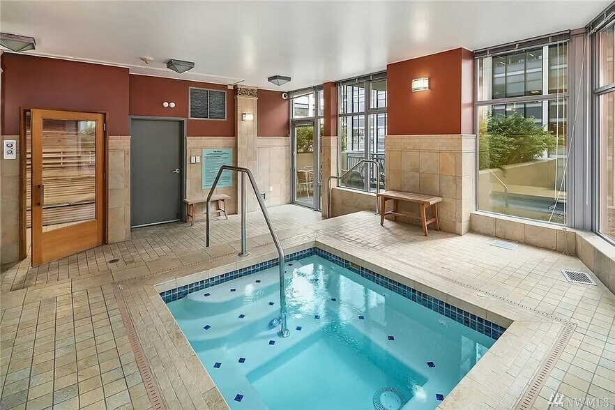 Jacuzzi - 819 Virginia St