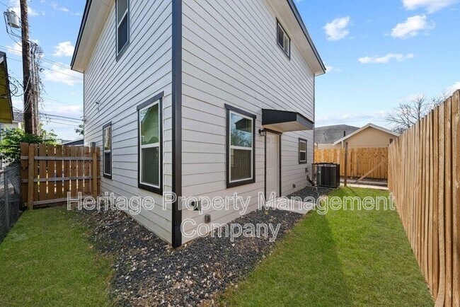 Building Photo - 323 Gabriel