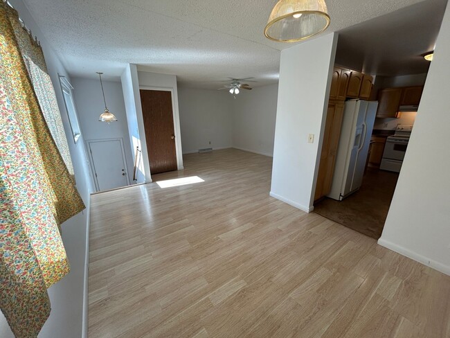 Building Photo - 5 Bed 2 Bath Home with 2 Car Attached Garage in Quiet Nice Neighborhood.