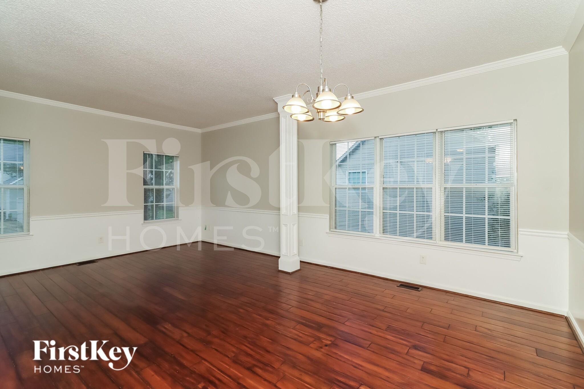 Building Photo - 1310 Invermere Dr SE