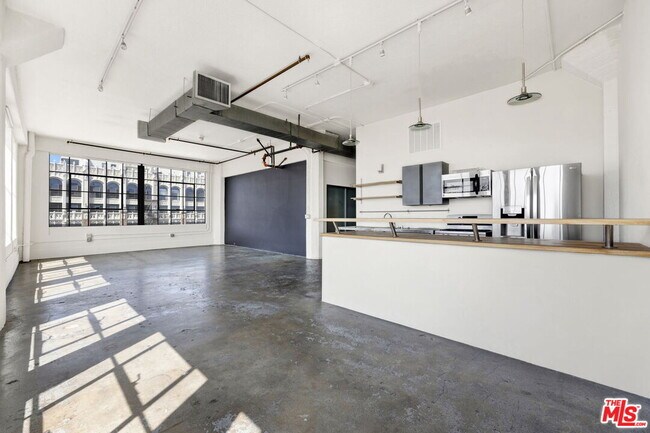 Building Photo - 315 E 8th St