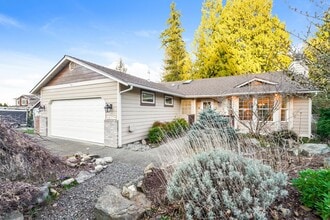 Building Photo - 3 bed 2 bath Home with Lake Views for Rent