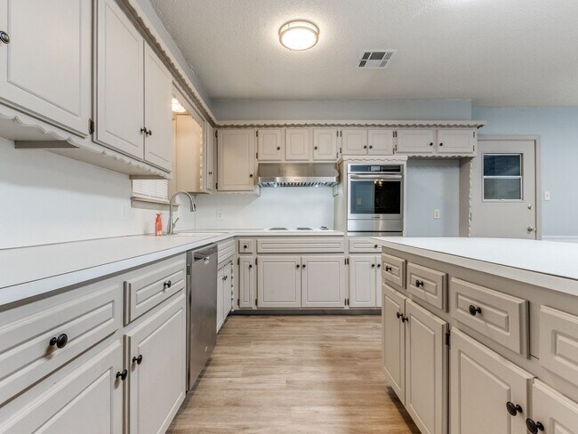 Building Photo - 3 Bed 2 Bath 2 Car Garage in Shawnee!