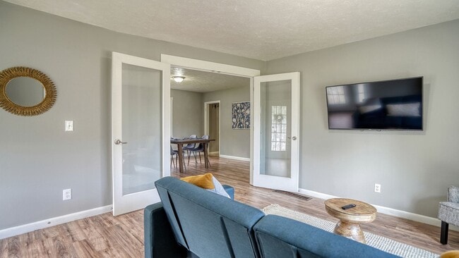 Building Photo - 2-bedroom/1 bathroom, parking included