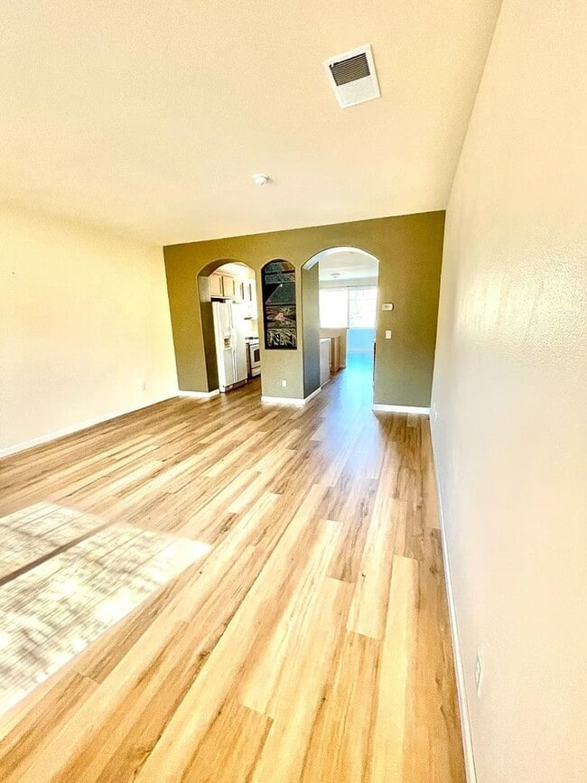 Building Photo - Townhouse For Rent.